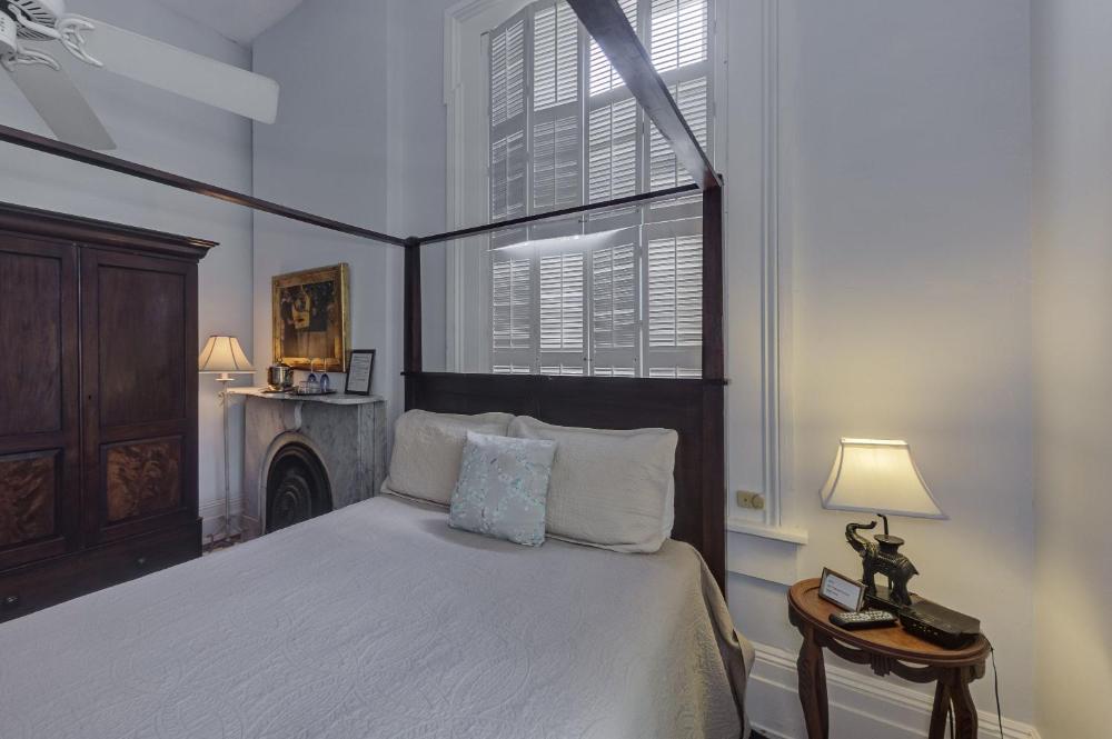 Queen Room interior